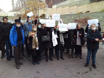 تجمع کادر درمان مقابل زندان اوین در حمایت از حمید قره‌حسنلو