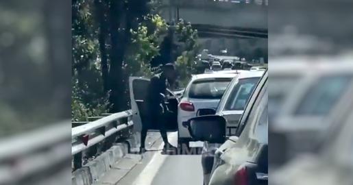 امروز عریان‌ترین تصویر زورگیری ویدیوی خفت‌گیری در اتوبان نیایش باشد؛ جوانی که قمه در دست درهای ماشین را باز کرد و بعد از تهدید فرار کرد