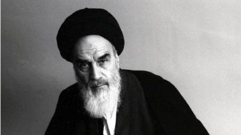 یک دهه فتوا و فرمان خمینی در قامت حاکم ایران که کشتن برای او آسان و حتی وظیفه‌ای دینی بود