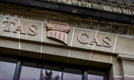 میزان بدهی‌ها و جریمه‌های فوتبال ایران توسط فیفا و دادگاه داوری ورزش (CAS) در ۱۰ سال اخیر حدود ۴۷ میلیون دلار بوده که حدود ۲۴ میلیون دلار آن فقط متعلق به جرائم و بدهی‌های دو باشگاه پرسپولیس و استقلال است.