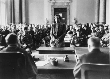تصویری از متهمان پرونده ترورِ نافرجامِ «هیتلر» در بیستم ژوئیه ۱۹۴۴، موسوم به «کودتای ۲۰ ژوئیه»، در «دادگاه خلق» برلین. برلین، آلمان، اوت و سپتامبر ۱۹۴۴.