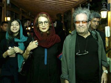 مانوش منوچهری، وکیل مونا مهرجویی، با تاکید بر اینکه «خانواده مهرجویی تا به حال در روند تحقیقات حاضر نبوده‌اند و از جزییات پرونده اطلاع‌ ندارند» این تقاضا را مطرح کرده که تا پایان رسیدگی، اتمام روند دادرسی و صدور حکم قطعی و روشن‌شدن تمامی ابعاد جنایت از انتشار هر گونه اخباری از جمله معرفی قاتل یا قاتلان احتمالی پرهیز شود