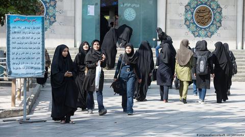 دانشجویان دانشگاه تهران از آغاز برخورد ماموران حراست با دانشجویان خبر داده‌اند