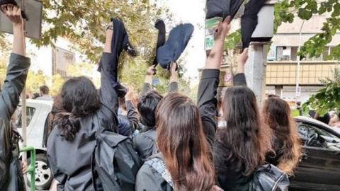 این روان‌شناس و روان‌تحلیل‌گر سیاسی و اجتماعی می‌گوید الان بهترین شرایط است که کودکان و نوجوانان را با مسوولیت‌های اجتماعی آن‌ها بزرگ و همین موارد را به آن‌ها یادآوری کنیم.