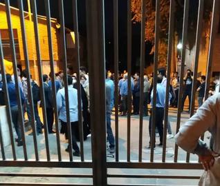 یک شاهد عینی که خود در جریان حمله امروز نیروهای سرکوب‌گر به دانشگاه شریف حضور داشته به ایران وایر گفته است: «دانشجوها به خاطر شرایط کنونی و بازداشت‌ها اعتصاب کردند. رئیس بسیج در پاسخ به این اعتصاب تهدید کرد که دیروز با شما کاری نداشتیم، امروز جمع‌تان می‌کنیم