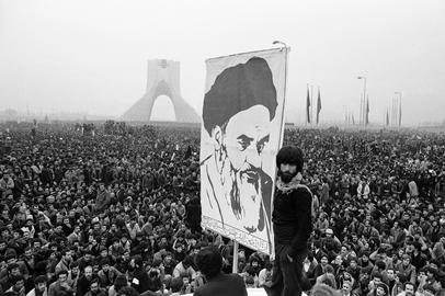 در فضای پرشور انقلاب اما، خمینی موفق شده بود وسیع‌ترین نیروها را پشت خود گرد آورد
