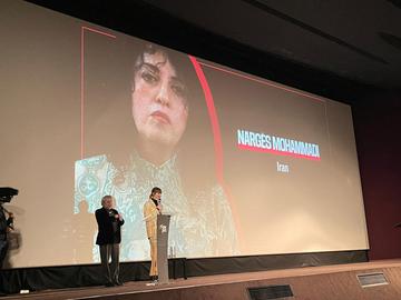 سازمان گزارشگران بدون مرز جایزه سال ۲۰۲۲ شجاعت را به نرگس محمدی، روزنامه‌نگار و فعال حقوق بشر محبوس اهدا کرد.