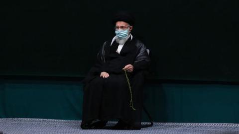 خامنه‌ای پس از شایعات درباره سلامتش در انظار عمومی ظاهر شد
