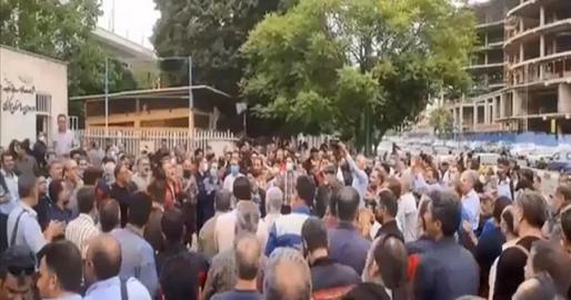 رانندگان شرکت واحد اتوبوس‌رانی و ناوگان اتوبوس‌های بی‌آرتی تهران در اعتراض به مشکلات معیشتی و اجرا نشدن مصوبه افزایش ۵۷ درصدی حقوق کارگران در شهرداری پایتخت، یک اعتصاب بزرگ برگزار کردند