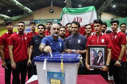 منابع «ایران‌وایر» در فدراسیون فوتبال از اجباری بودن حضور بازیکنان تیم ملی جوانان ایران در انتخابات خبر داده و گفته‌اند که بازیکنان حق انتخاب برای رای دادن یا رای ندادن را نداشتند