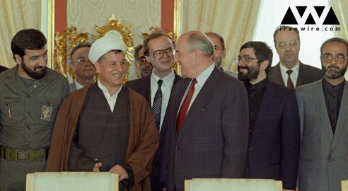 در یکی از عکسها از دیدارهای هاشمی رفسنجانی با گوباچف ، محسن رضایی سمت چپ هاشمی ایستاده است