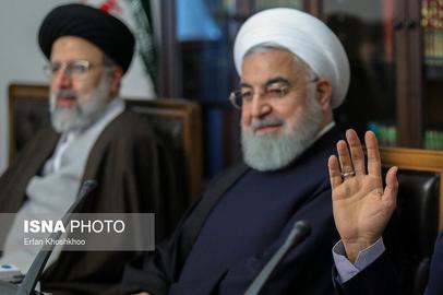 برخی از چهره‌های سیاسی نیز اتفاقات یک ساله گذشته در دولت «ابراهیم رئیسی» را نشانه درست بودن نظریه پوست خربزه «مجتبی خامنه‌ای» زیر پای او می‌دانند