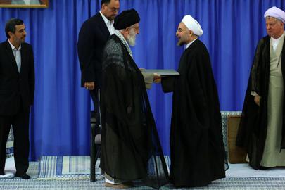 عدم نام بردن روحانی از هاشمی در مراسم تنفیذ سال ۱۳۹۲، انتقاداتی را به‌دنبال داشت
