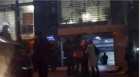 بررسی‌های ایران‌وایر نشان می‌دهد دست‌کم «علی میرزاخانی»، سردبیر رسانه فردای اقتصاد و «بهزاد بهمن‌نژاد»، خبرنگار بخش «همراه سرمایه» این رسانه، از محل دفتر فردای اقتصاد به محل دیگری منتقل شده و در بازداشت به سر می‌برند