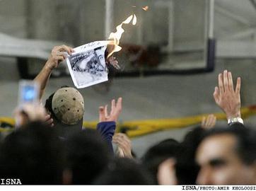 در سخنرانی احمدی نژاد در دانشگاه امیرکبیر تنش تا جایی پیش رفت که به سمت احمدی‌نژاد لنگه کفش پرتاب شد و برخی دانشجویان عکس او را آتش زدند