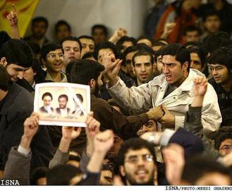 سخنرانی محمود احمدی‌نژاد در دانشگاه امیرکبیر در سال ۱۳۸۵ در فضایی برگزار شد که در همان سال اول ریاست‌جمهوری او تعدادی از دانشجویان از ادامه تحصیل محروم و به تعبیری «ستاره‌دار» شده بودند