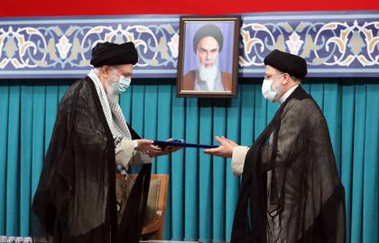 تلاش خامنه‌ای برای حفظ فاصله با ابراهیم رئیسی در زمان شیوع کرونا؛ رئیسی از اینکه نمی‌تواند دست خامنه‌ای را به‌دلیل شیوع ویروس کووید-۱۹ ببوسد، ابراز تاسف کرده بود