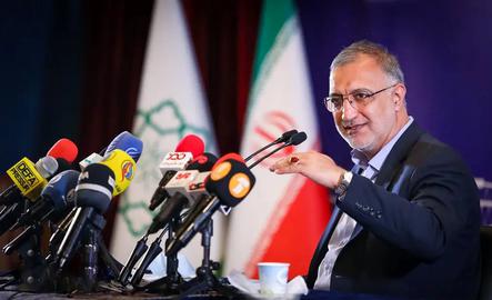 در تازه‌ترین واکنش به تخلیه و پلمب این محل به‌دست شهرداری تحت مدیریت «علیرضا زاکانی» تصاویری از نشست شاهنامه‌خوانی که «انجمن سرو سایه‌فکن» در خیابان و مقابل این خانه برگزار کرد، منتشر شده است.