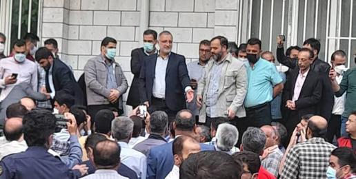 «علیرضا زاکانی»، شهردار تهران که روز دوم در جمع اعتصاب‌کنندگان حاضر شده بود، آب سردی بر پیکر رانندگان ریخت. او به آن‌ها گفت: «مصوبه ۵۷ درصدی افزایش حقوق مربوط به کارکنان دولت است و کارگران دیگر نهادها مشمول آن نمی‌شوند.»