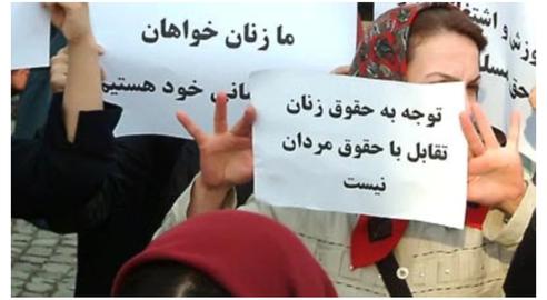 زنان در ایران به تدریج راه خود را پیدا و درهای بسته را یک به یک باز می‌کنند. در این میان، سنت و مذهبی که سال‌ها است حق و حقوق زنان را پایمال کرده، قدم به قدم عقب می‌نشینند و تن به مناسبات جدید جامعه ایران می‌دهند.