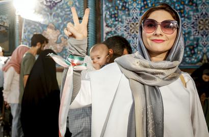 برخلاف وعده پیشین مجریان برگزاری انتخابات، زنان بدون پوشش معیار جمهوری اسلامی، نتوانستند در انتخابات ریاست‌جمهوری چهاردهم شرکت کنند