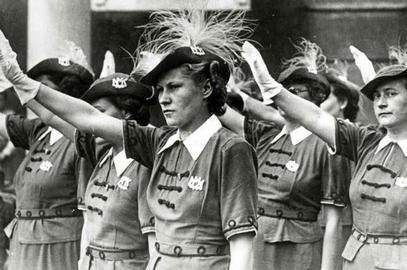 زنان در آلمان نازی تشویق می‌شدند، ازدواج کنند و به خانواده محدود باشند و مردان قرار بود، در خدمت حزب و ایدئولوژی مسلط باشند و برای هیتلر بجنگند. ایده‌ نازی‌ها این بود که زنان به آشپزخانه، کلیسا و فرزندآوری مشغول شوند تا بتوانند بقای نسل آلمان نازی و امتداد فاشیسم را تضمین کنند.