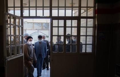 Guards Severely Beat Political Prisoner at Iranian Prison