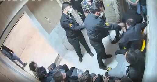 ازدحام جمعیت و کاهش زمان هواخوری به‌دلیل شلوغی بندها، کمبود غذا و گرسنگی همیشگی، عدم نظافت دستشویی‌ها و حمام، نبودن مواد غذایی مقوی ویتامین‌دار و میوه، از جمله مواردی بود که زندانیان با آن روبه‌رو بودند