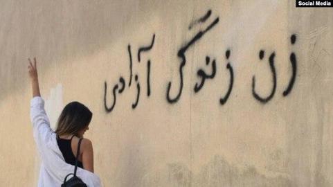 خامنه‌ای پیش از این نیز سخنان مشابهی را بیان کرده است، هرچند که در فضای جدید، این سخنان پیام متفاوتی را مخابره می‌کند