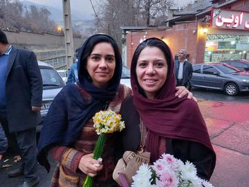 زهرا توحیدی و هدی توحیدی، فعالین مدنی، ۳۱ شهریورماه گذشته، در نخستین روزهای اعتراضات بازداشت و پس از حدود سه ماه در تاریخ ۲۶ آذر به قید وثیقه آزاد شدند. سپس با احضار تلفنی برای اجرای حکم احضار شده‌اند در حالیکه گفته می‌شود مشمول عفو شده بودند.
