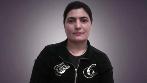 زینب جلالیان  علیرغم وضعیت نامساعد جسمانی از حق دسترسی به درمان و رسیدگی پزشکی مناسب در زندان مرکزی یزد محروم مانده و از حدود پنج ماه پیش نیز به دستور وزارت اطلاعات از حق ملاقات با خانواده محروم شده است.