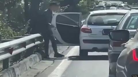 هم‌زمان با انتشار این خبر، گزارش‌هایی از لغو حکم اعدام زورگیری که در بزرگراه نیایش به بیش از صد فقره سرقت مسلحانه با سلاح قمه اقدام کرده بود، در رسانه‌ها منتشر شد