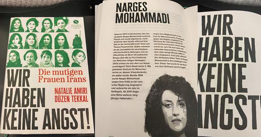 این کتاب توسط ​​ ناتالی امینی و  دوزن تکال٬خبرنگار و نویسنده٬ با توجه به مانیفست جنبش «زن٬زندگی٬آزادی» در ایران نوشته شده است.