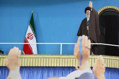 خامنه‌ای در سال ۱۳۹۴ و پیش از انتخابات مجلس، از «همه» و از جمله «کسانی که نظام را قبول ندارند» خواست تا «برای حفظ اعتبار کشور»، در انتخابات آتی شرکت کنند