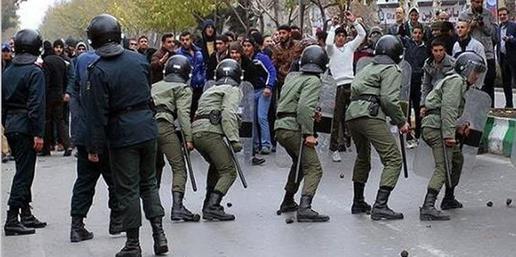 قانون اساسی جمهوری اسلامی ایران در اصل ۲۷ تصریح دارد: «تشکیل اجتماعات و راه‌پیمایی‌ها، بدون حمل سلاح، به شرط آن که مخل به مبانی اسلام نباشد آزاد است.»