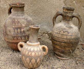 اگر یک سفالیه در خانه پیدا کرده باشید که متعلق به دوره ایلخانی یا صفوی باشد، حق خرید و فروش آن را ندارید و باید به دولت اطلاع دهید ولی اگر یک نسخه خطی متعلق به همان دوره مشابه در اختیار داشته باشید به راحتی می‌توانید به فروش برسانید یا نسخه های مشابه را بخرید