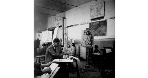 سمبات در حال کشیدن تابلو در نمایشگاه هنری آنجلو فرانسه لندن 1949م