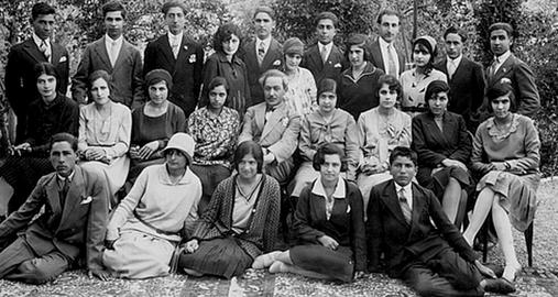شاگردان کلاس سارکیس خاچاطوریان،جلفای نو،1930م (سمبات درکیورغیان:نفر وسط از ردیف ایستاده)