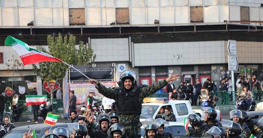 جشن خیابانی نیروهای سرکوب پس از برد تیم ملی ایران