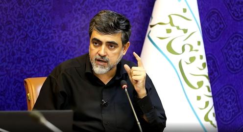 هاشمی گلپایگانی که نویسنده کتاب «جمال السالکین» است، هم با سلبریتی‌ها مشکل دارد و هم نهادهای نظام را عاملی می‌داند تا پلیدی‌ها در جامعه منتشر شوند
