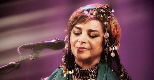 «سیما بینا»، نامی آشنا در موسیقی ایران است. او دامن‌های چین‌دار و جلیقه بته‌جقه‌دار به تن می‌کند، شال توری کوچکی روی موهایش می‌اندازد و ترانه‌های محلی را با لهجه‌های بومی می‌خواند