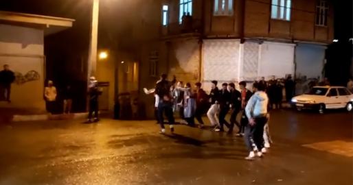 رقص و پایکوبی به مثابه اعتراضی متفاوت؛ سقز پس از باخت تیم ایران