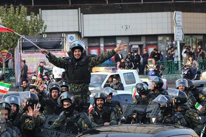 به جای شهروندان شاد، نظامیان با تفنگ‌هایشان جشن پیروزی فوتبال گرفتند