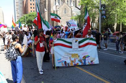 جامعه رنگین‌کمانی ایرانی امسال در رژه افتخار تورنتو، متحد و دست‌ در دست یکدیگر، فریاد ایران ایران سر دادند. عکس: رها رهبریان