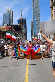 حدود دویست تن از رنگین‌کمانی‌های ایرانی در میان انبوه جمعیت، با در دست داشتن پرچم سه رنگ ایران، خیابان‌های شهر تورنتو را برای چند ساعت زیر پا گذاشتند. عکس: رها رهبریان