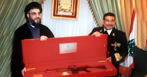 علی شمخانی در دوره وزارت دفاع در کابینه محمد خاتمی در دیدار با حسن نصرالله در بیروت، هدیه تبادل می کند