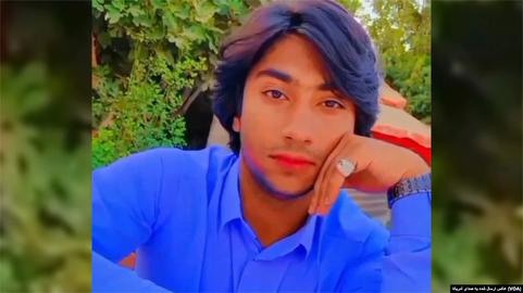 شعیب ۱۸ ساله، فرزند بزرگ خانواده و سرپرست مادرش است. حکم اعدام او از ۲۹ آذرماه به او ابلاغ شده است