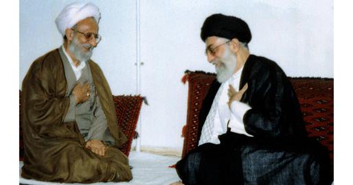 در میان روحانیون قم، علی خامنه‌ای مصباح یزدی را به‌طور ویژه به‌عنوان حامی بی‌قید و شرط ولایت فقیه، و نظریه‌پرداز خشونت حکومتی، ستایش می‌کرد