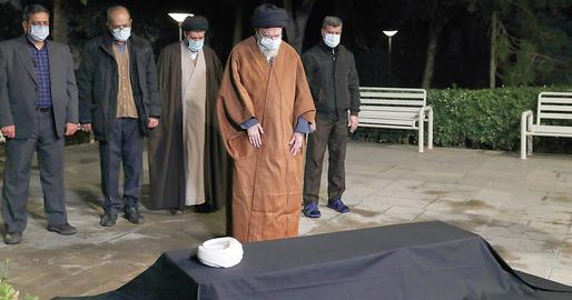 علی خامنه‌ای در دی۱۳۹۹ در اوج شیوع کرونا در ایران، در محل دفتر رهبری، بر پیکر مصباح یزدی نماز میت اقامه می‌کند