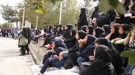 مهدیه گلرو، فعال دانشجویی سابق می‌گوید که حذف عکس دختران دانشجو، در ادامه نگاه کلی رهبر جمهوری اسلامی و راس هرم قدرت در حذف زنان از عرصه‌های عمومی است